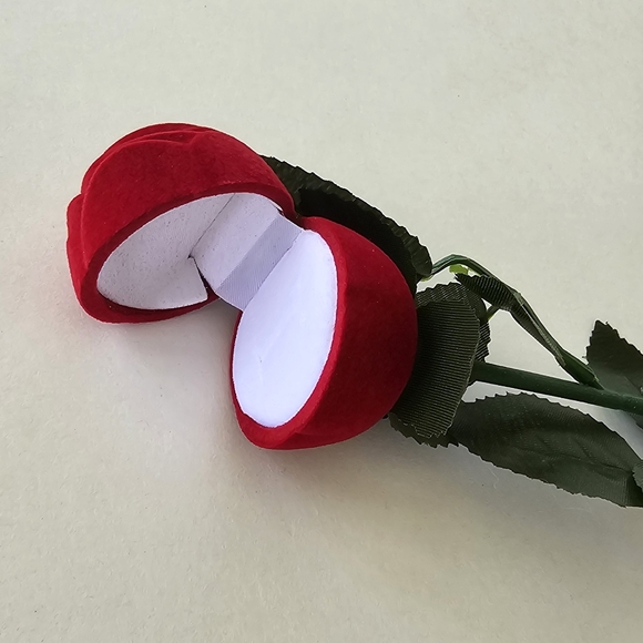 ⚘️ Flocked Red Rose Ring Box - Picture 7 of 10